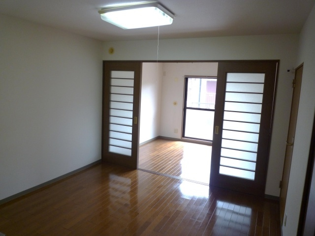 コーラルリーフの居間・リビング|こちらのリビングで趣味の時間をお楽しみください