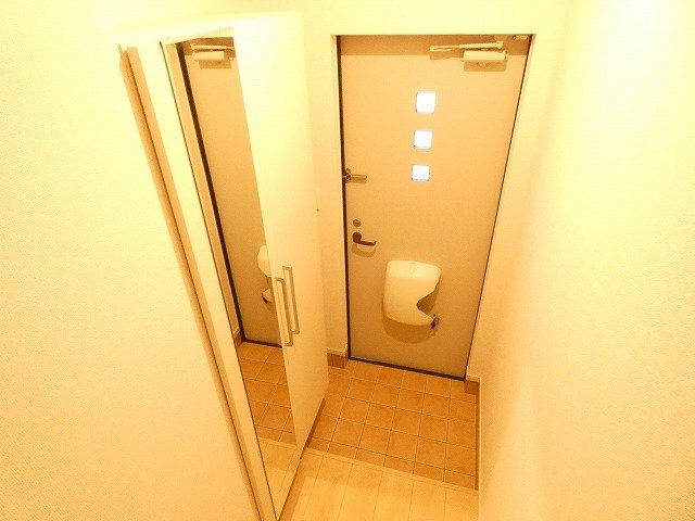 サニーコートⅣの玄関|明るい玄関です