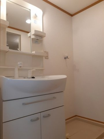 サンライズⅢの独立洗面台|脱衣スペースもあります