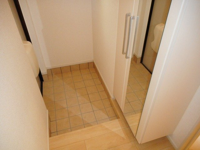 アコードパレスⅠの玄関|明るい玄関です