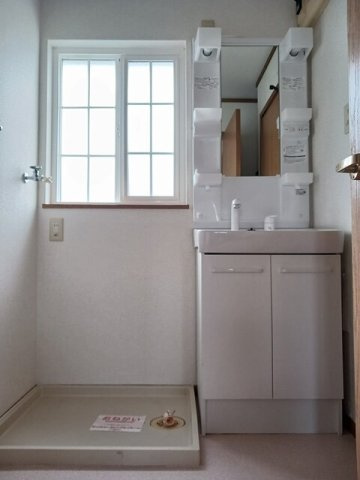 コーポ太陽Ⅱの独立洗面台|明るい洗面所です