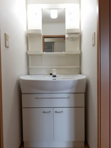 シティレジデンス　Ｂの独立洗面台|ゆったりとスペースのある洗面所