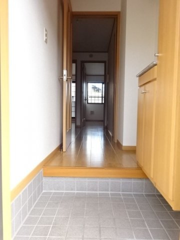 シャルマンＡの玄関|明るい玄関です