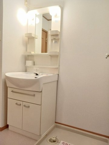 シャルマンＣの独立洗面台|ゆったりとスペースのある洗面所