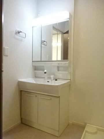 アイフラット東金　ブランの独立洗面台|広い洗面スペース