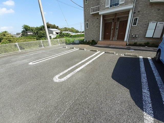 セレノ　アルバ　Ｂの駐車場|駐車場があるので、車を買う予定の方も安心です