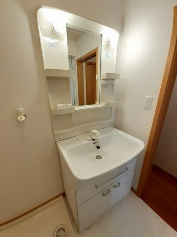 セレノ　アルバ　Ｂの独立洗面台|忙しい朝には欠かせない洗面所です