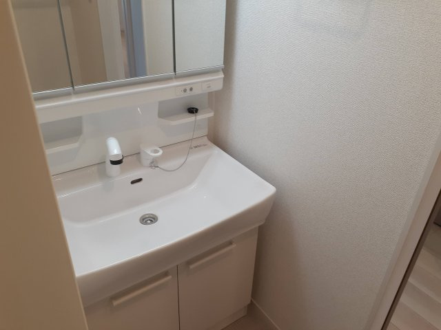ブライト　コート　Ｃの独立洗面台|明るい洗面所です