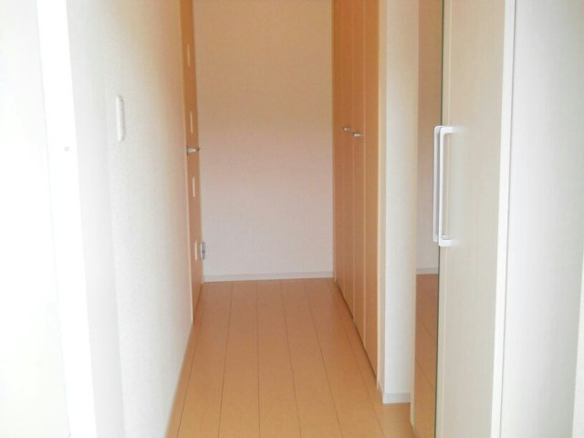 アーバンコートＤの玄関|収納もある玄関です