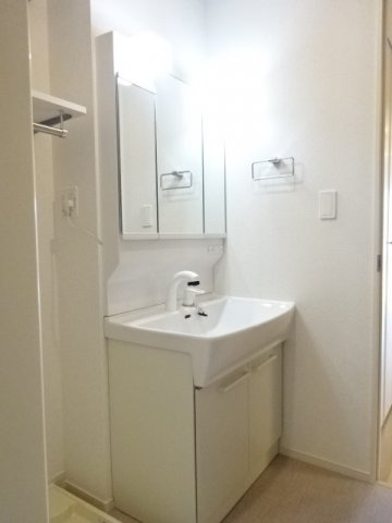 Ｋ．Ｚ　ｗｉｌｌ　Ｇの独立洗面台|明るい洗面所です