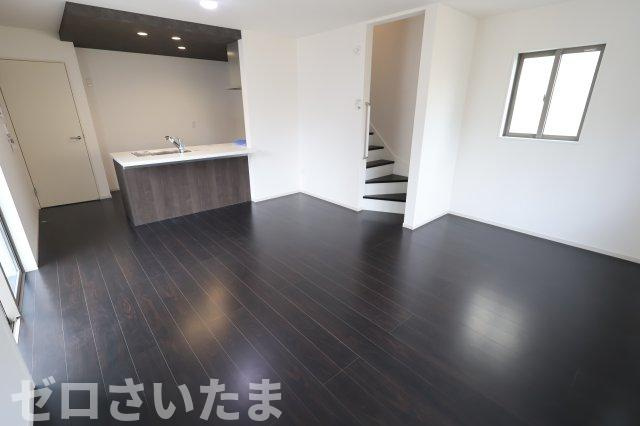 《仲介手数料無料》練馬区大泉学園町３丁目23-19新築一戸建てTerrechezの居間・リビング|LDK16.1帖