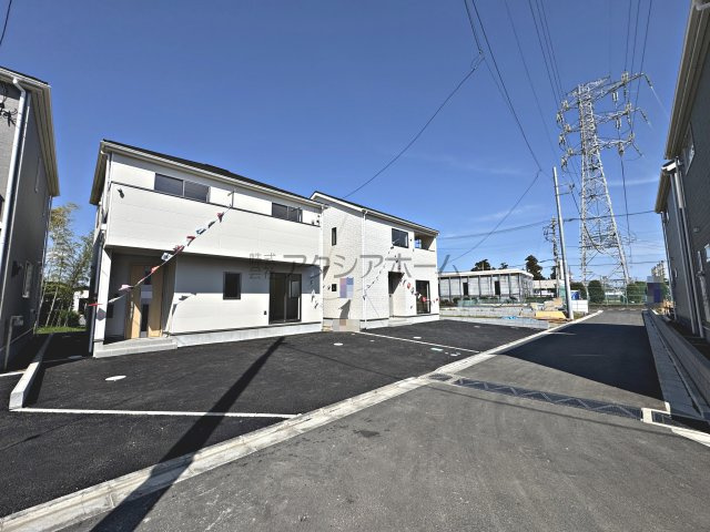 入間市大字下藤沢・全13棟　新築一戸建　5号棟の前面道路含む現地写真