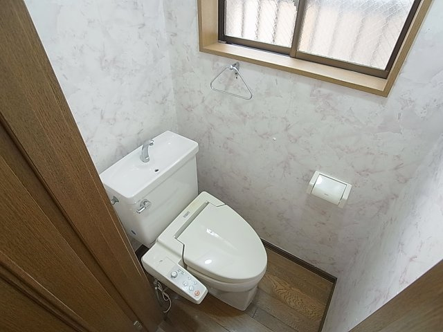 久保町7丁目貸家のトイレ|温水洗浄便座付きのトイレ、窓も有ります