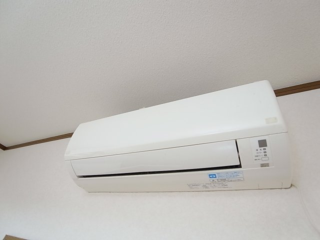 久保町7丁目貸家の設備|１Fの洋室にエアコン付いてます