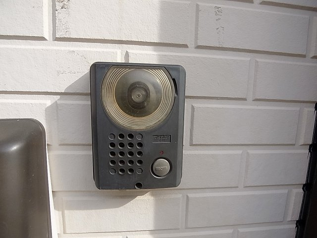 久保町7丁目貸家の玄関|ＴＶモニターが完備され安心のセキュリティ