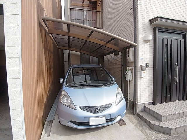 久保町7丁目貸家の駐車場|敷地内の屋根付きカーポート