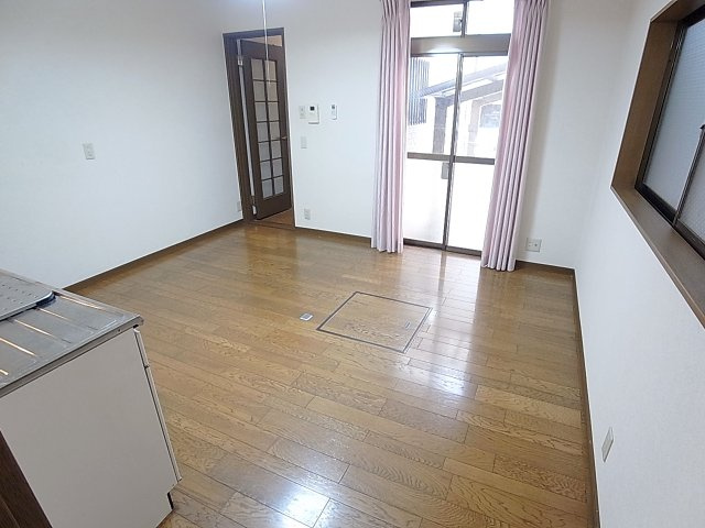 久保町7丁目貸家の居間・リビング|開放感と明るさの有るリビングスペース