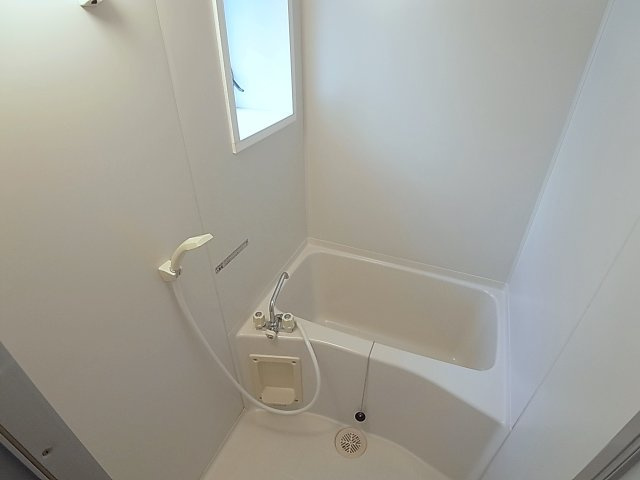 久保町7丁目貸家の浴室|小窓付きの換気良好バスルーム、掃除のしやすいユニットタイプ