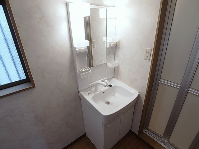 久保町7丁目貸家の洗面所|シャワー付き独立洗面台も有ります