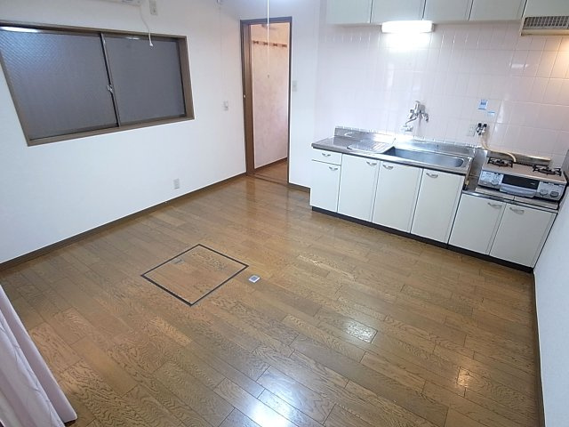 久保町7丁目貸家の居間・リビング|掃除の楽なフローリングタイプのリビング