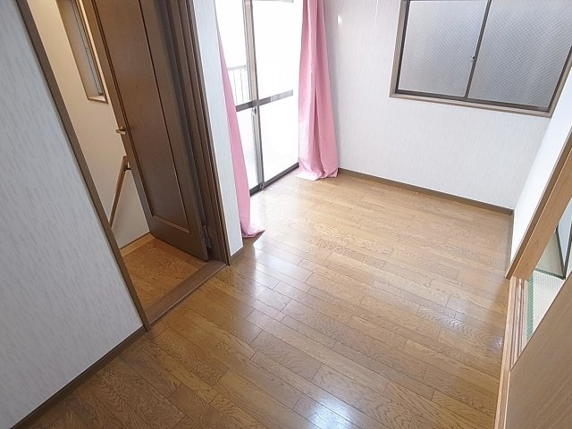 久保町7丁目貸家の内装|２Ｆの洋室6帖のお部屋窓が多く風通し良好