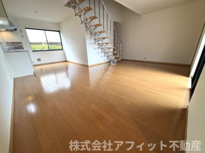 【居間・リビング】 | メゾンフルールⅡ | LDK15.8帖