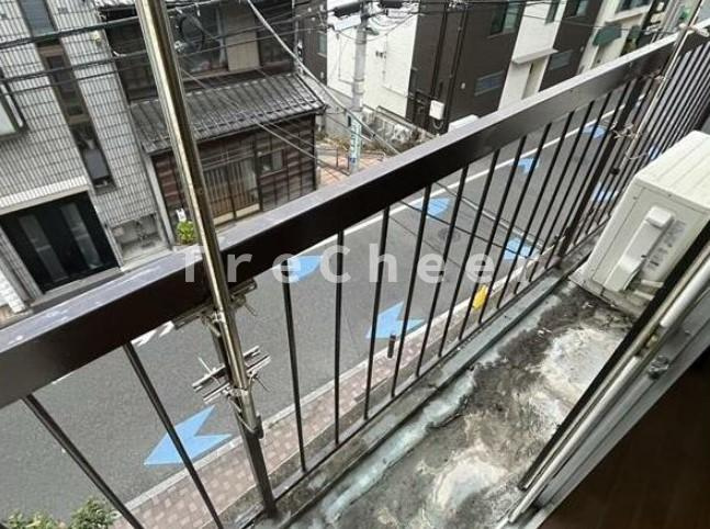 丸要ビルのバルコニー