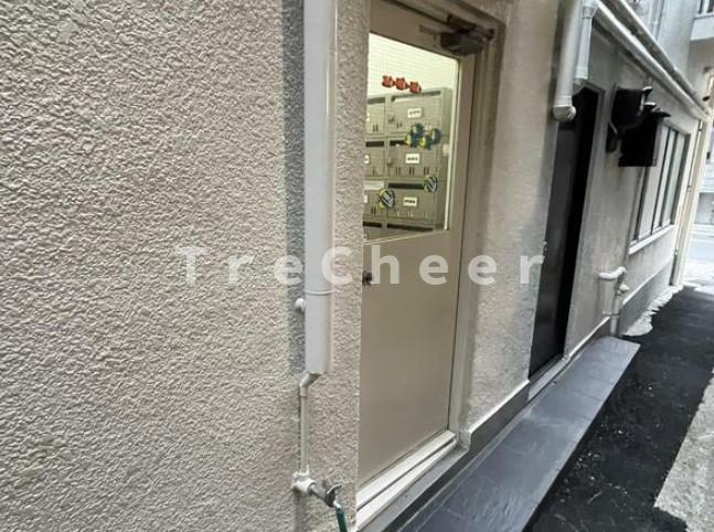 丸要ビルのエントランス