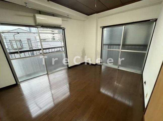 丸要ビルの寝室