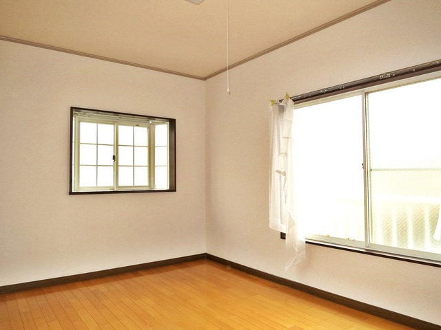 カーサ稲垣の居間・リビング|二面採光の明るいお部屋！