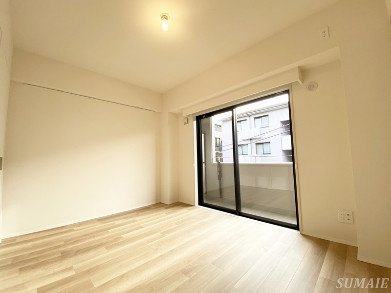 ステラメゾン田端の居間・リビング|リビング横の6.0帖の洋室です☆