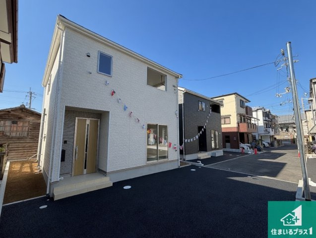 高槻市唐崎中　第3期　新築一戸建ての前面道路含む現地写真|周辺は閑静な住宅街！前面道路広々で車の出し入れも便利です。駐車が苦手な方でも安心して車庫入れできます！