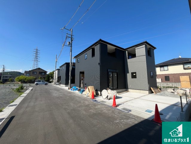 揖保郡太子町佐用岡　新築一戸建ての前面道路含む現地写真|周辺は閑静な住宅街！前面道路広々で車の出し入れも便利です。駐車が苦手な方でも安心して車庫入れできます！