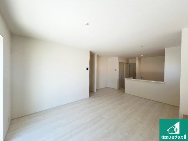 揖保郡太子町佐用岡　新築一戸建ての居間・リビング|シンプルなリビングは、観葉植物等のインテリアを楽しめますね！パパ好みにも、ママ好みにも家具次第で雰囲気を変えることができます！