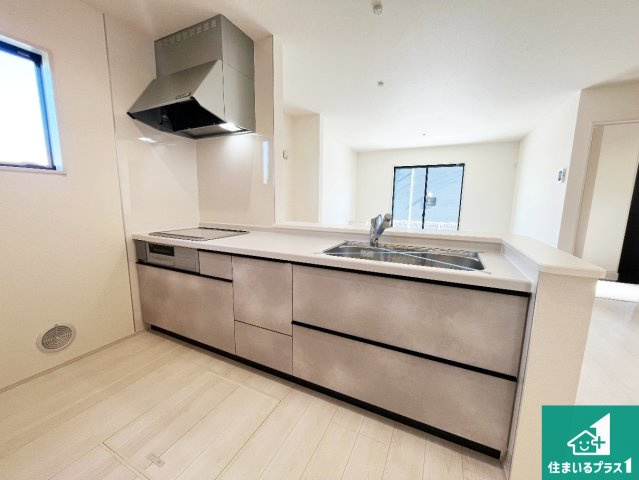 揖保郡太子町佐用岡　新築一戸建てのキッチン|明るいリビングで朝の目覚めもスッキリできそう！対面キッチンでご家族のコミュニケーションも自然と増える設計！小さなお子様が遊ぶスペースを作っても広々とくつろげるLDK！