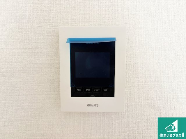高槻市唐崎中　第3期　新築一戸建ての防犯設備|カラーモニターインターホン！声だけでなく来訪者の姿や顔がモニターで確認できるので、小さなお子様がいらっしゃるご家庭でも安心できます！