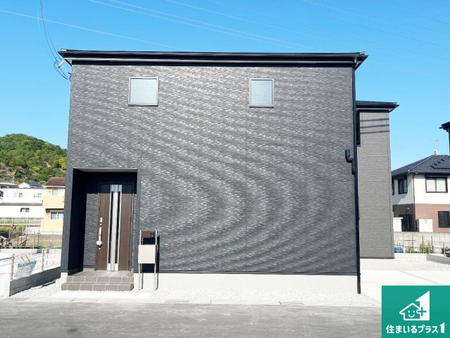 揖保郡太子町佐用岡　新築一戸建ての外観|周辺は落ち着いた街並みの住宅地！子育てがしやすい住環境です！まだ未完成ですが、現地でしかわからない事もございます。是非一度ご覧ください。
