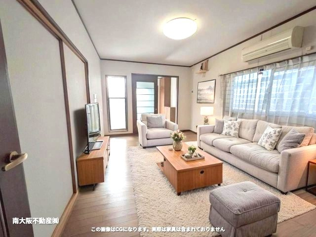 泉佐野市上之郷　中古戸建の居間・リビング|家具はイメージ画像です。