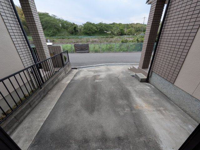 泉佐野市上之郷　中古戸建の駐車場|大きめの車も駐車可能なスペースがあります。