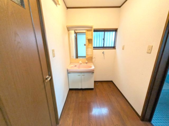泉佐野市上之郷　中古戸建の脱衣所|独立洗面台あり、毎朝おしゃれに忙しい女性の方におすすめです