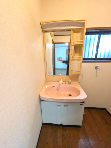 泉佐野市上之郷　中古戸建の独立洗面台|独立洗面台あり、毎朝おしゃれに忙しい女性の方におすすめです