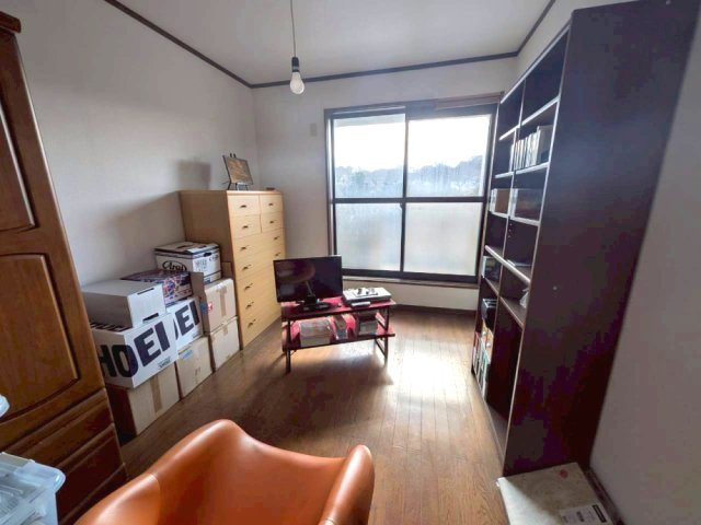 泉佐野市上之郷　中古戸建の洋室|使い勝手のいい洋室です