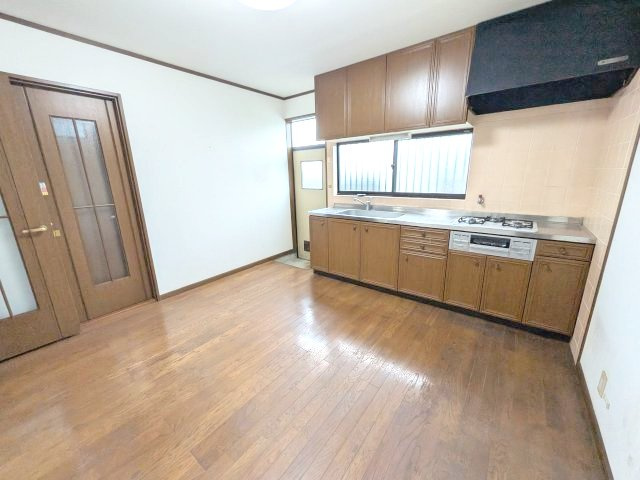 泉佐野市上之郷　中古戸建のキッチン|キッチンでお料理をお楽しみください