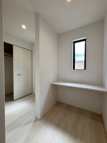 嵐山町志賀　4期　新築一戸建て　グラファーレ　01のランドリースペース|リビングの奥にあるフリースペースです。カウンター付きで家事がはかどり、洗濯物を畳んだりアイロンがけもスムーズ。家事動線が整った嬉しい設備です!