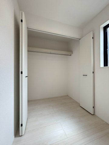 嵐山町志賀　4期　新築一戸建て　グラファーレ　01の収納|フリースペースにはクローゼットを完備し、家族の荷物をしっかり収納できます！在宅ワークや勉強スペースとしても使いやすく、暮らしの幅が広がる便利な空間です!