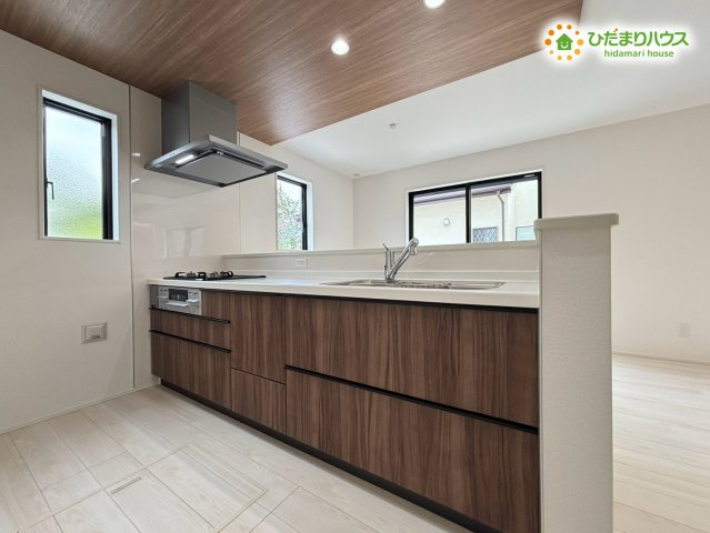 嵐山町志賀　4期　新築一戸建て　グラファーレ　01のキッチン|使い勝手の良いキッチンは家事動線が整い、毎日の料理が楽しくなる設備が充実♪収納も豊富で調理道具をすっきり片付けられます。家族の食卓を支える快適な空間です!