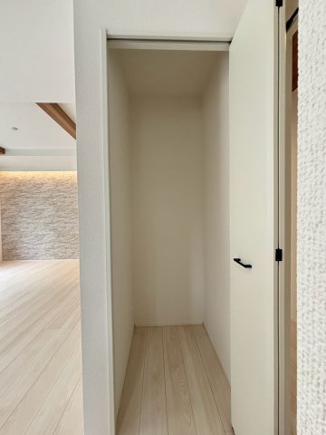 嵐山町志賀　4期　新築一戸建て　グラファーレ　01の収納|パントリー収納は食品や日用品をまとめてしまえて便利♪買い置きがしやすく、キッチン周りがすっきり整います。家事効率が上がる嬉しい設備です!