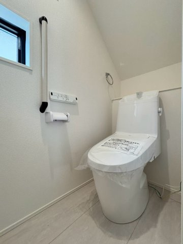嵐山町志賀　4期　新築一戸建て　グラファーレ　01のトイレ|やわらかな光が入る窓付きのトイレは、明るく落ち着いた雰囲気が広がる心地よい空間☆換気がしやすく清潔感を保ちやすい点も魅力です。家族みんなが気持ちよく使える、やさしい印象の設備が整っています!
