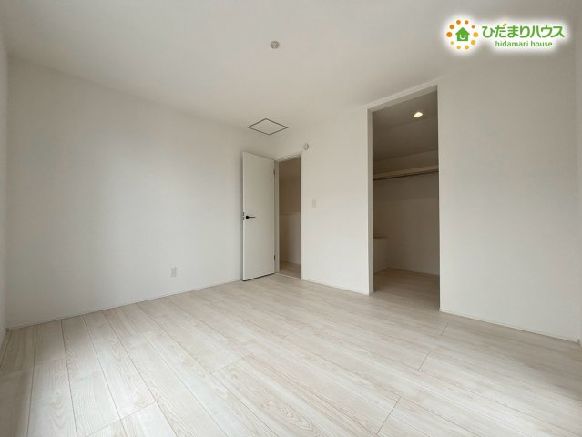 嵐山町志賀　4期　新築一戸建て　グラファーレ　01の内装|大きなベッドやドレッサーもゆったり置ける広さが魅力！家具配置の自由度が高く、家族の暮らしに合わせて心地よく整えられます!