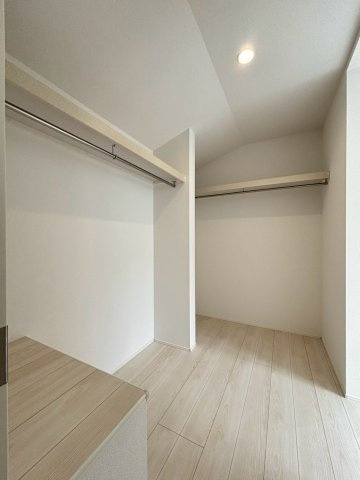 嵐山町志賀　4期　新築一戸建て　グラファーレ　01の収納|ウォークインクローゼットは衣類や荷物をたっぷり収納でき、部屋がすっきり整う嬉しい設備♪家族の持ち物をまとめてしまえて暮らしが快適になります!